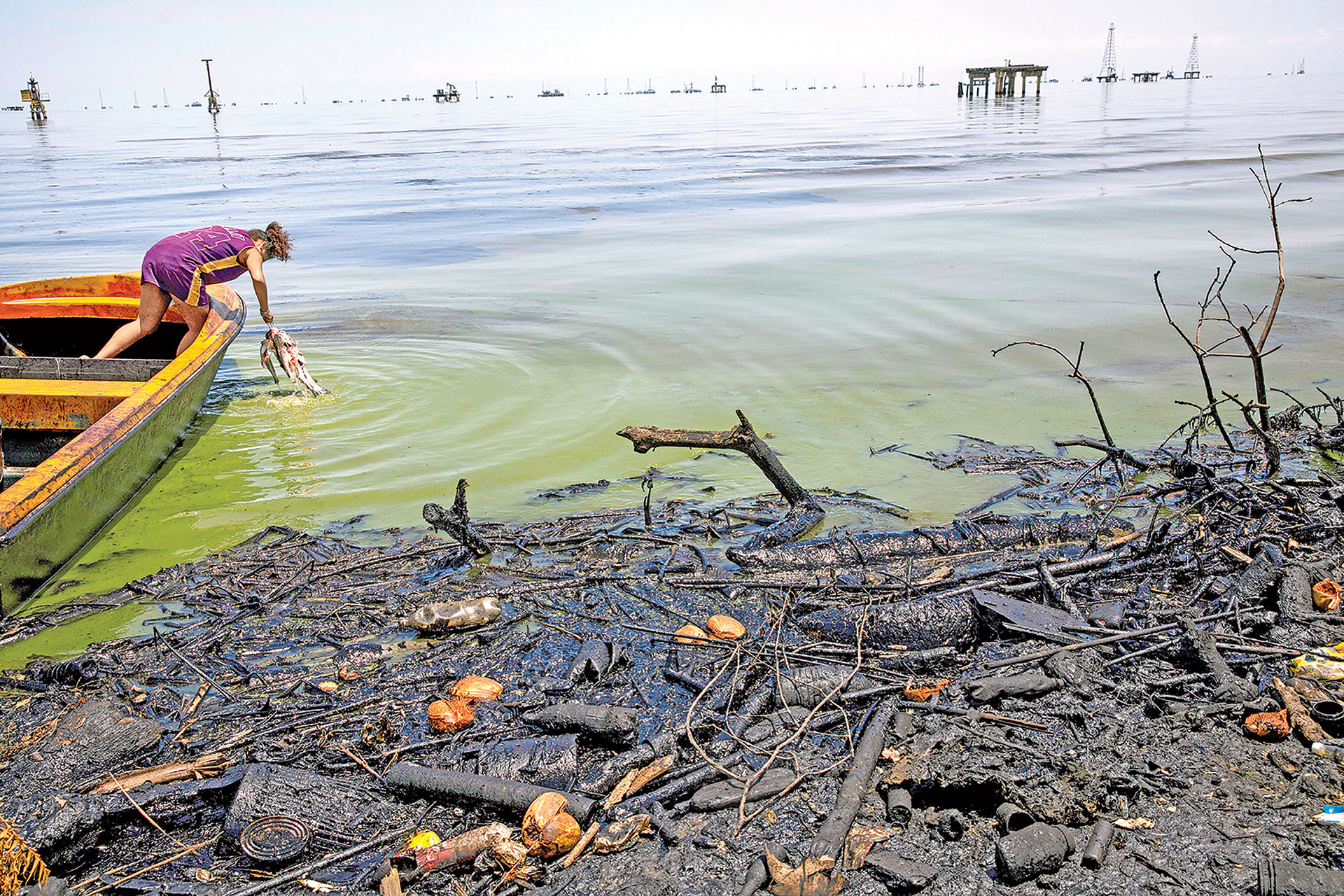 Нефть загрязняет воду. Озеро Маракайбо загрязнение. Озеро Маракайбо нефть. Венесуэла загрязнение озеро Маракайбо. Озеро Маракайбо добыча нефти.