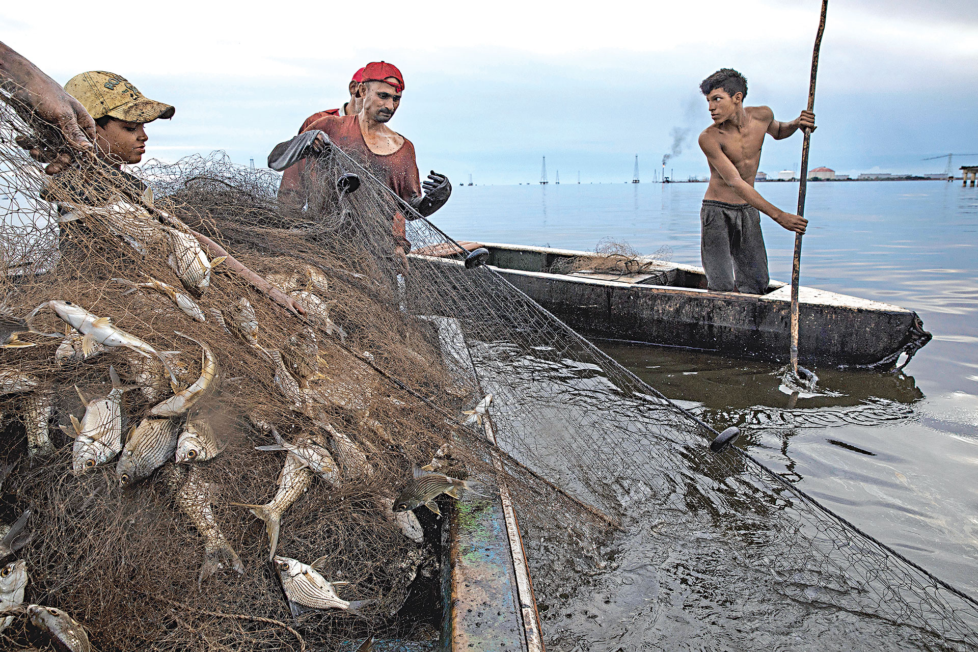 Pescan en medio de manchas de petróleo en el Lago Maracaibo - Séptimo  Sentido